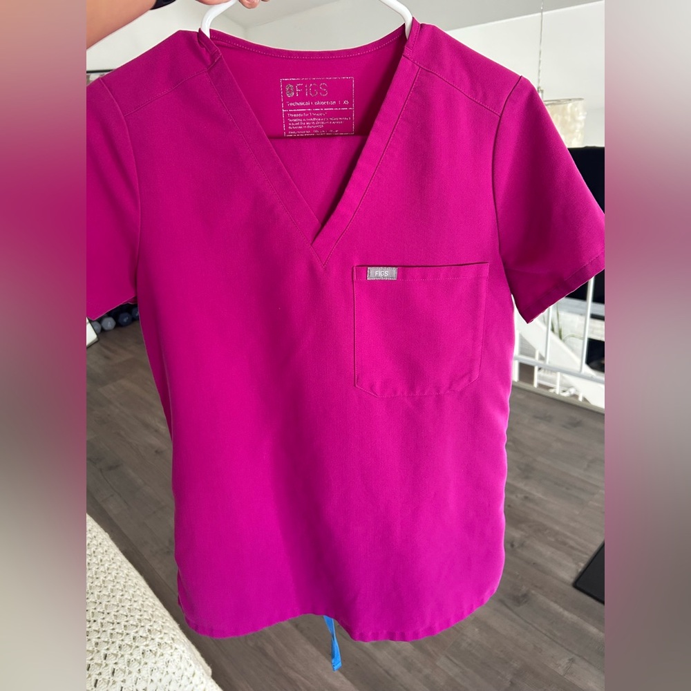 FIGS women scrub set